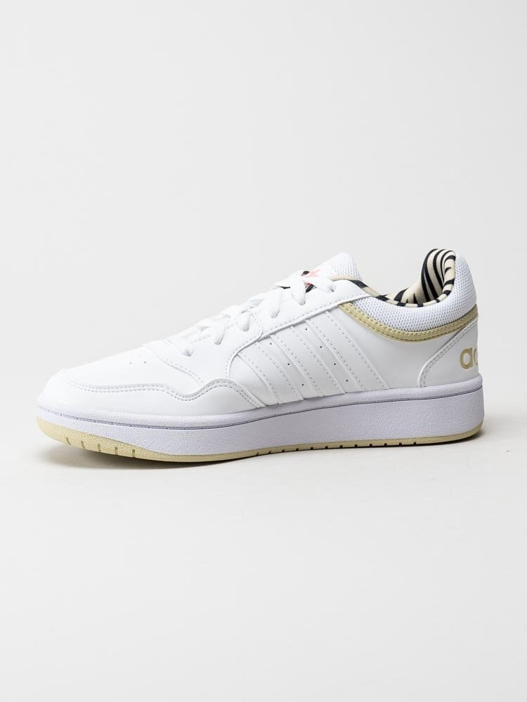 Adidas - Hoops 3.0 - Vita sneakers med gulddetaljer