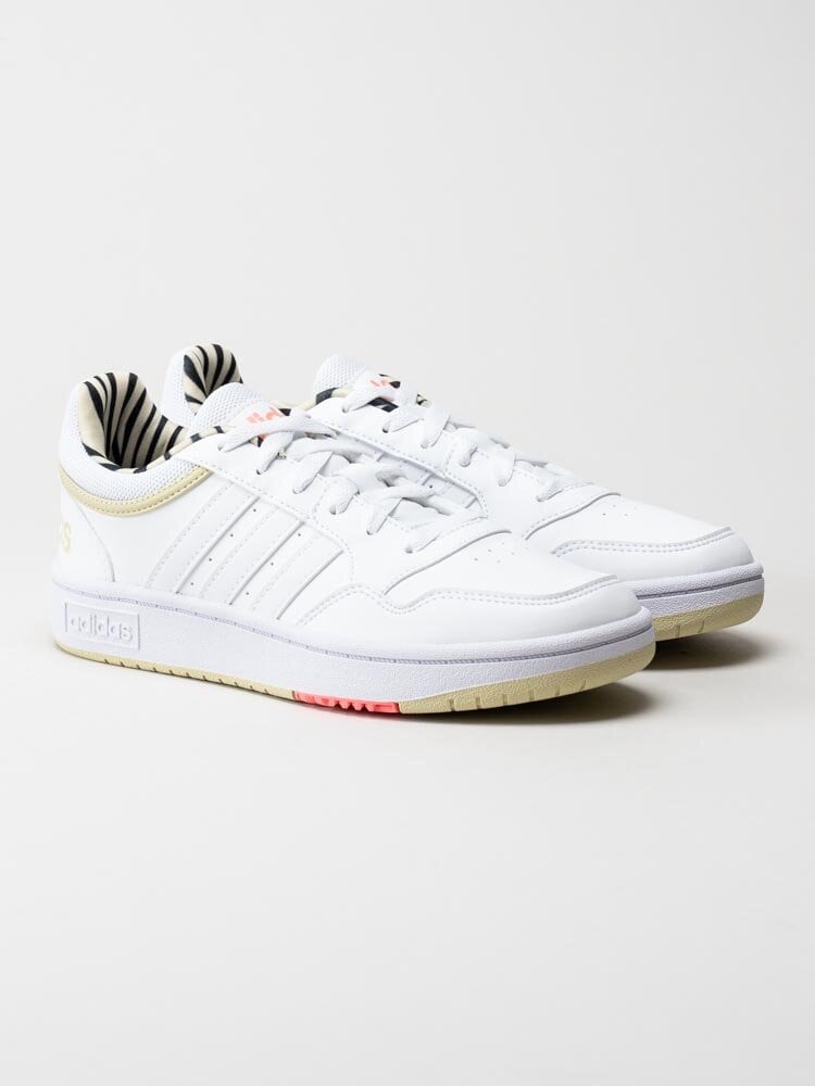 Adidas - Hoops 3.0 - Vita sneakers med gulddetaljer