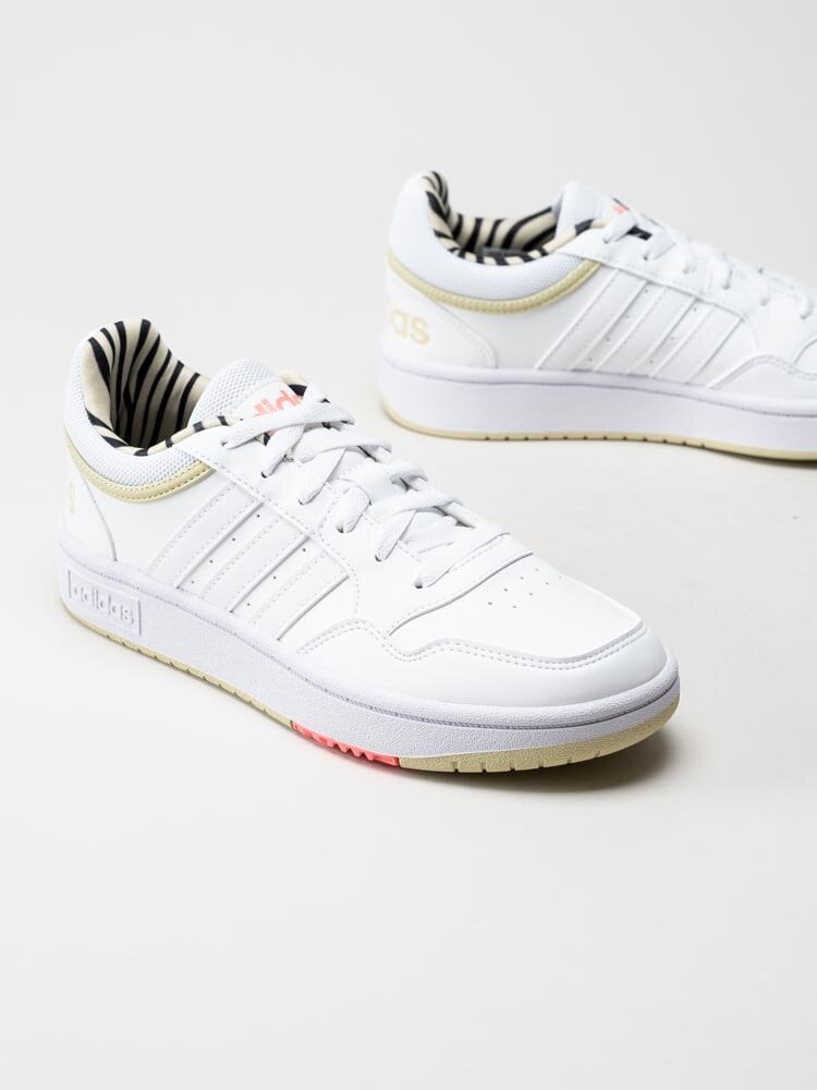 Adidas - Hoops 3.0 - Vita sneakers med gulddetaljer