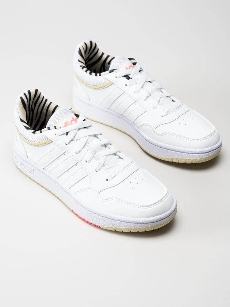 Adidas - Hoops 3.0 - Vita sneakers med gulddetaljer