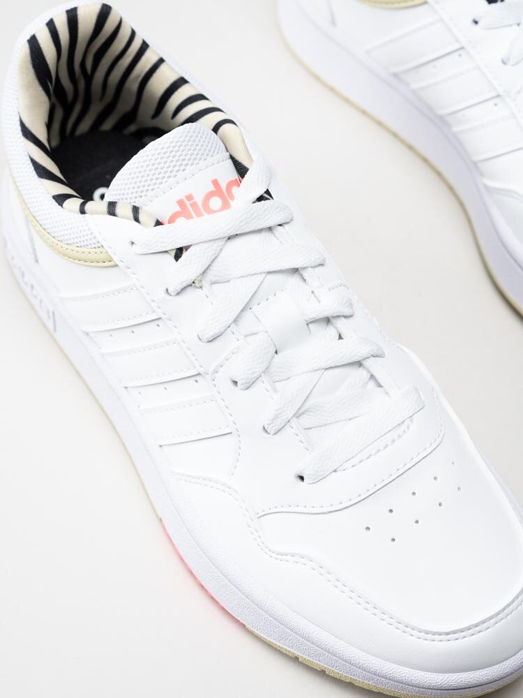 Adidas - Hoops 3.0 - Vita sneakers med gulddetaljer