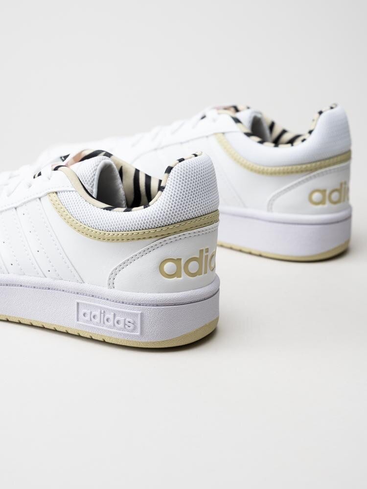 Adidas - Hoops 3.0 - Vita sneakers med gulddetaljer
