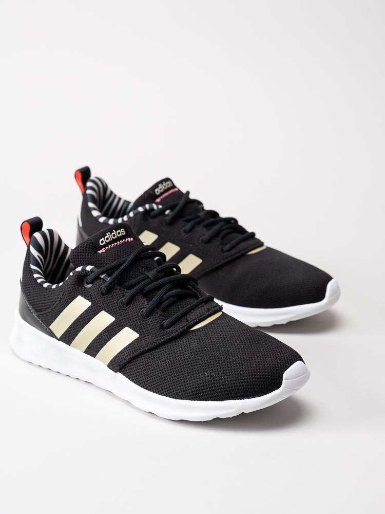 Adidas - QT Racer 2.0 - Svarta sneakers i textil