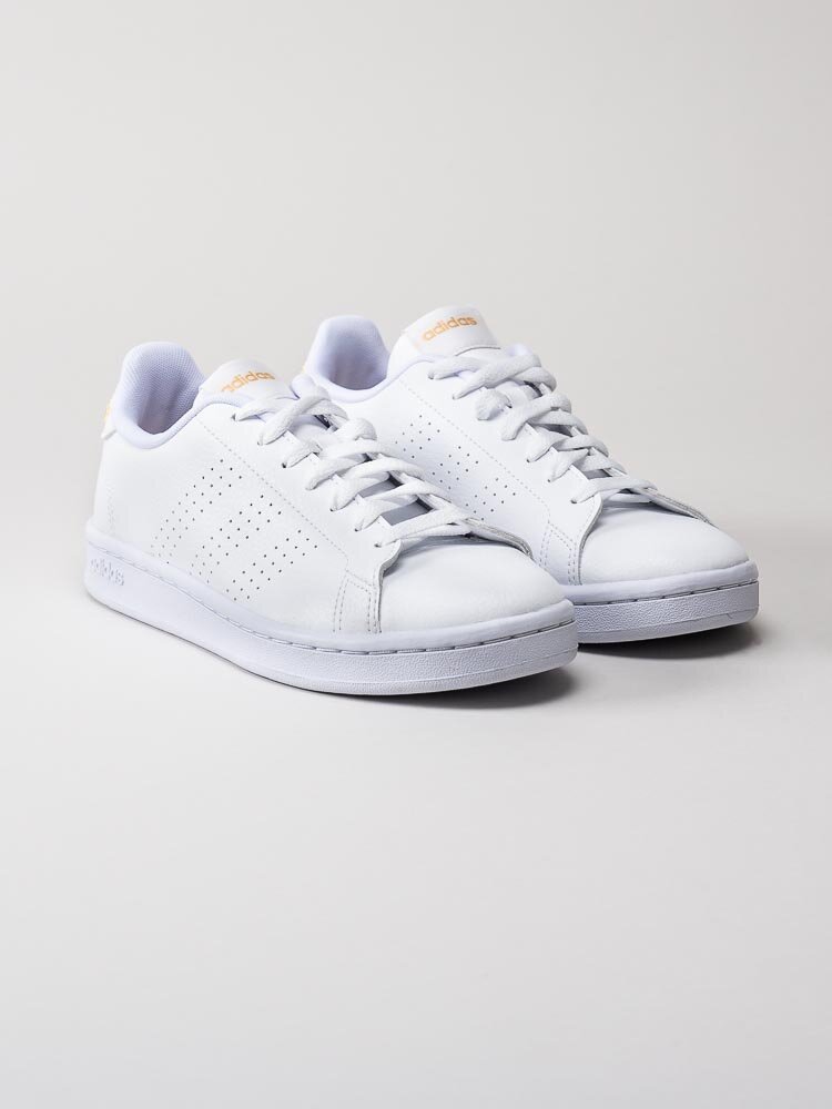 Adidas - Advantage - Vita sneakers i skinnimitation