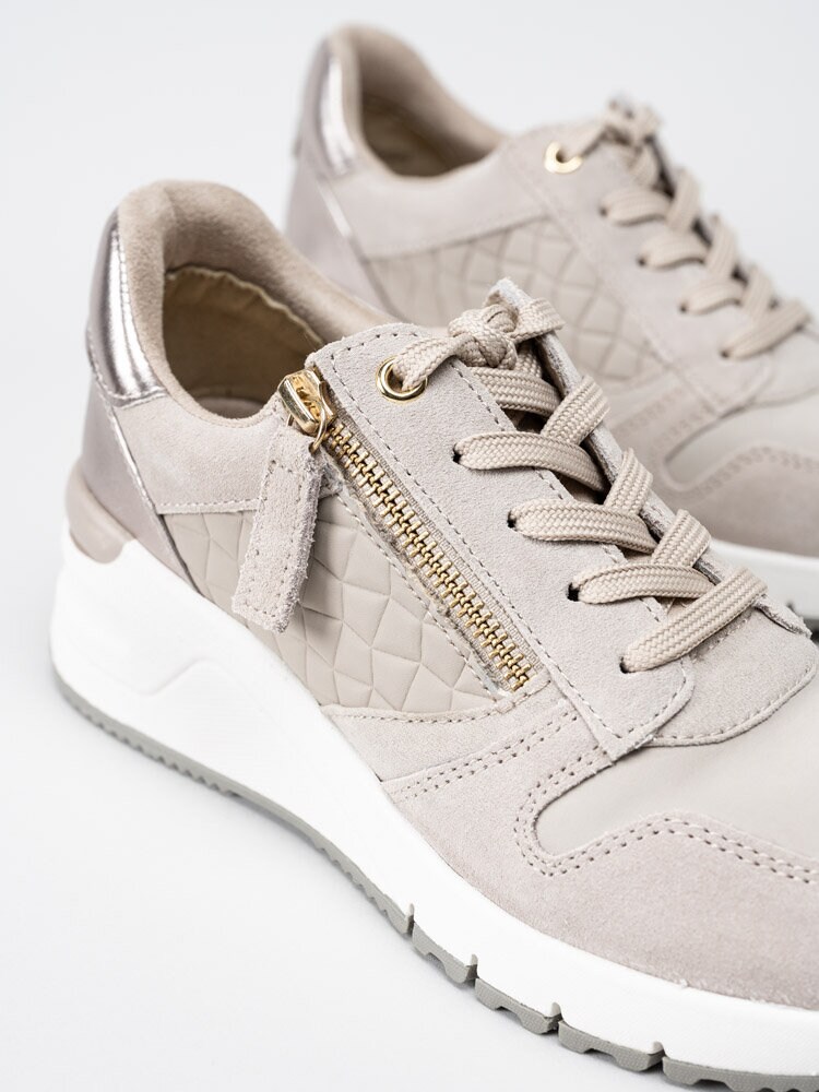 Tamaris - Beige kilklackade sneakers i mocka