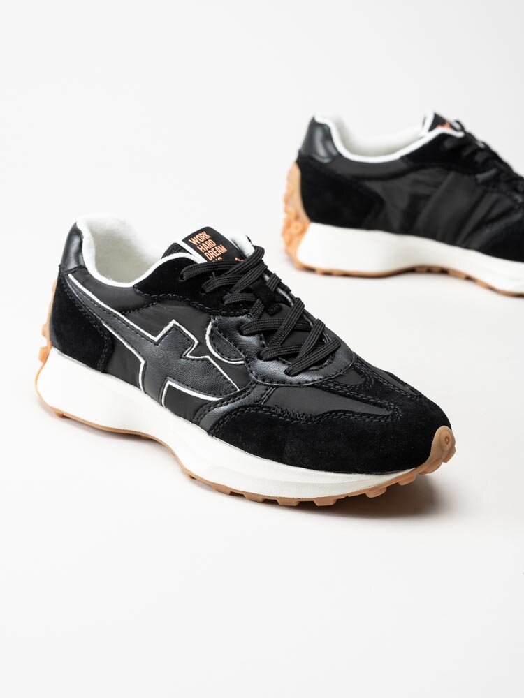 Tamaris - Svarta retrosneakers i mocka