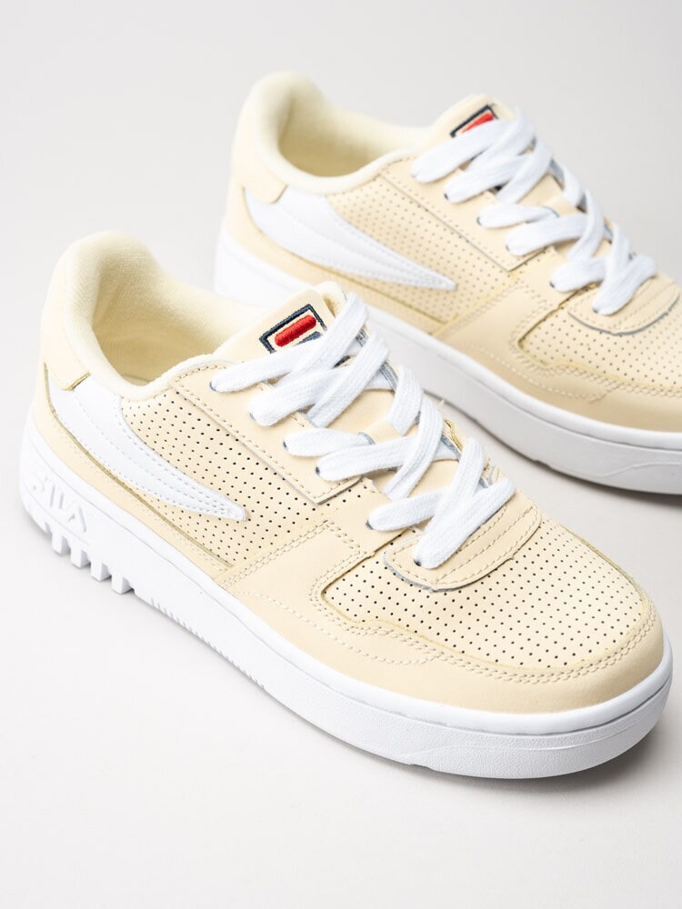 FILA - Fxventuno Perfo low Wmn - Gula sneakers i skinn