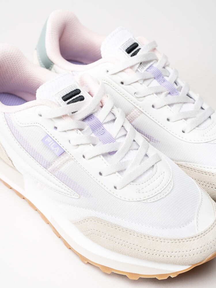 FILA - Retronique 22 Wmn - Vita retrosneakers med beige och lila detaljer