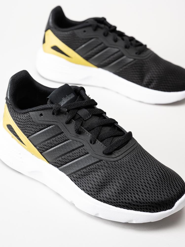 Adidas - Nebzed - Svarta sneakers i textil