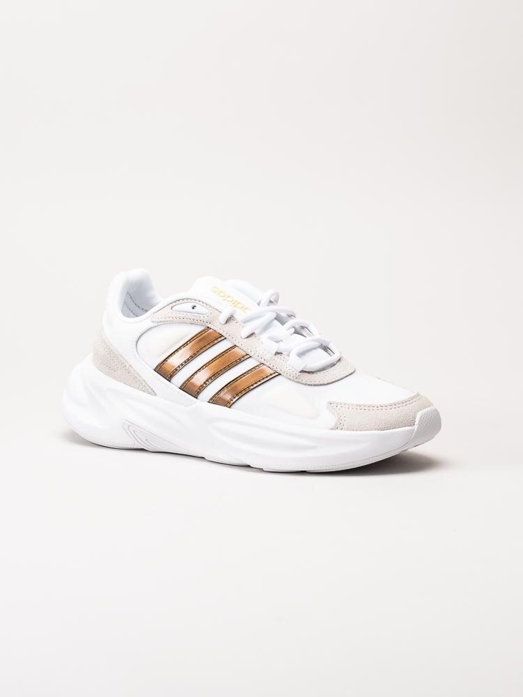 Adidas - Ozelle - Vita sneakers med kopparfärgade stripes