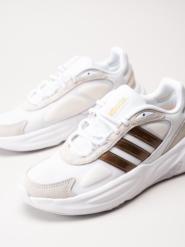 Adidas - Ozelle - Vita sneakers med kopparfärgade stripes