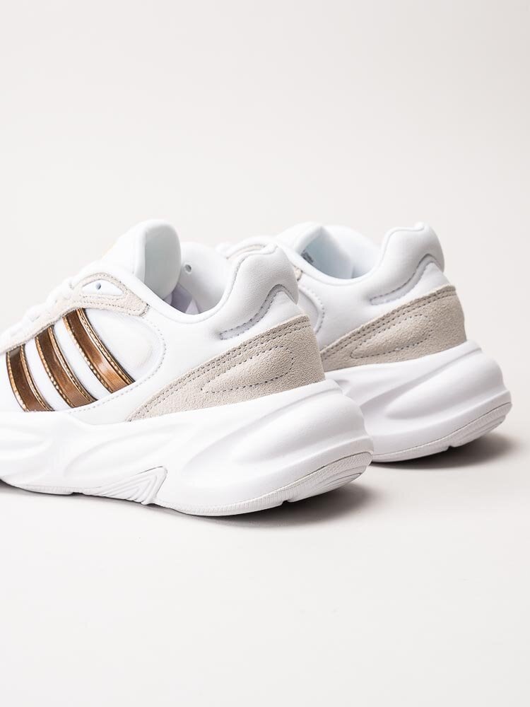 Adidas - Ozelle - Vita sneakers med kopparfärgade stripes