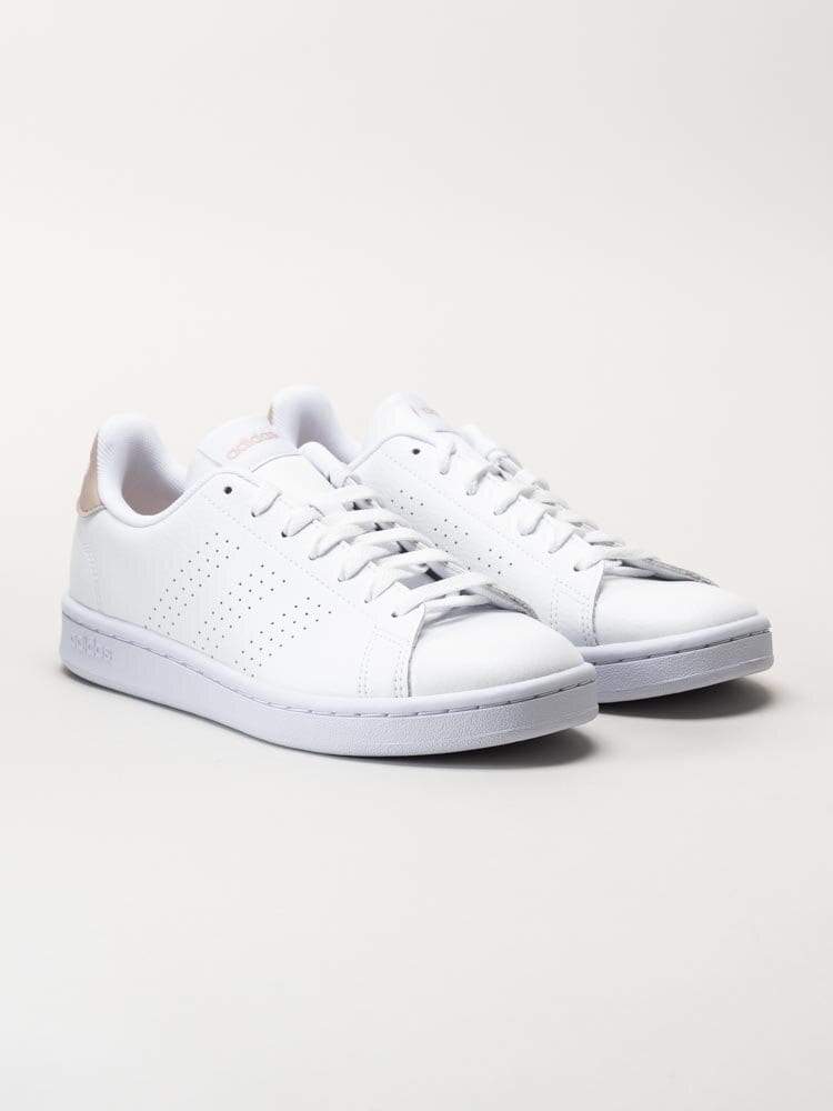 Adidas - Advantage - Vita sneakers i skinnimitation