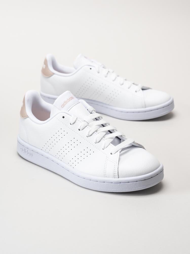 Adidas - Advantage - Vita sneakers i skinnimitation