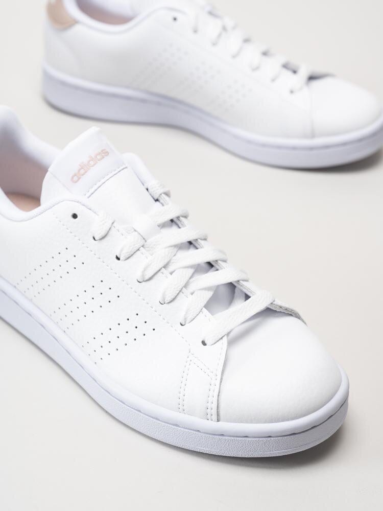 Adidas - Advantage - Vita sneakers i skinnimitation