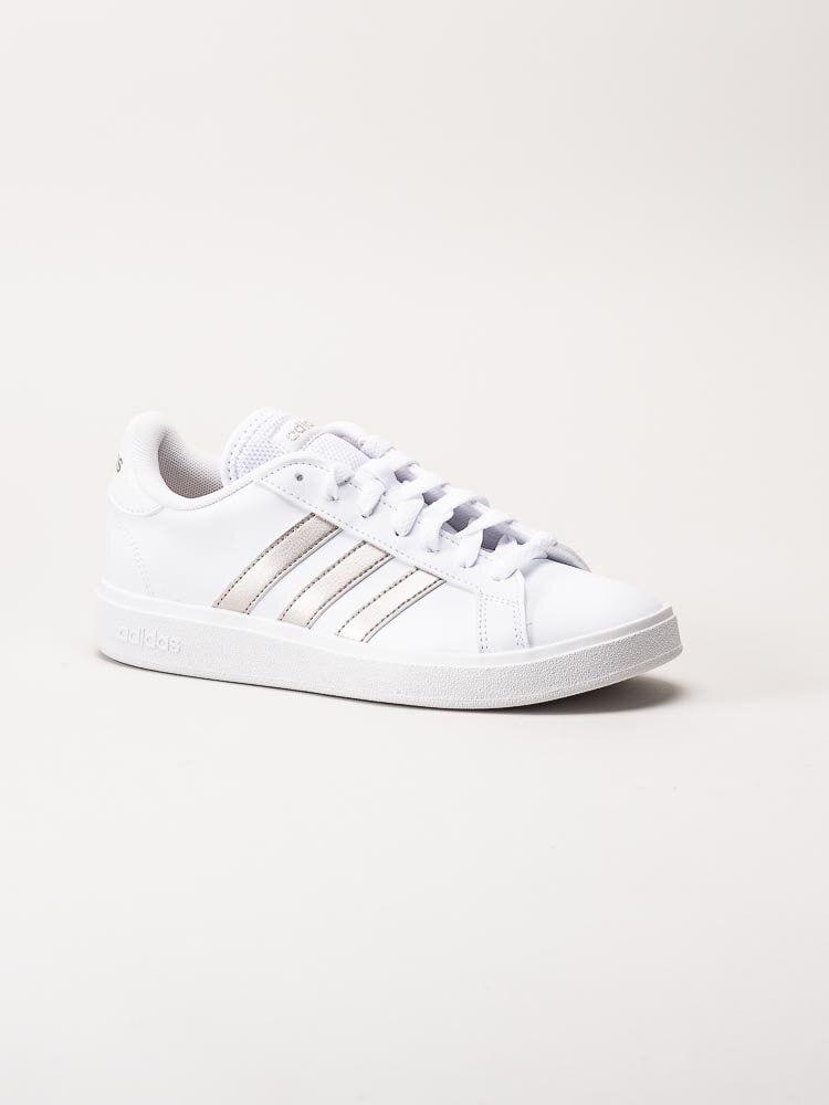 Adidas - Grand Court Base 2.0 - Vita sneakers med metallic stripes