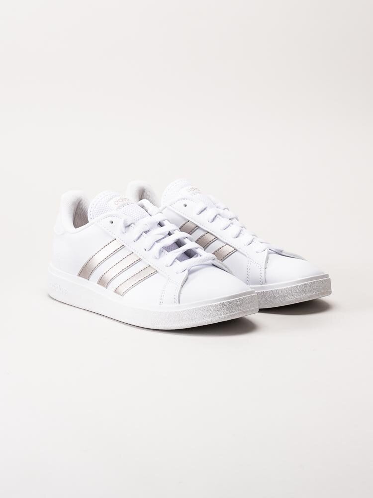 Adidas - Grand Court Base 2.0 - Vita sneakers med metallic stripes