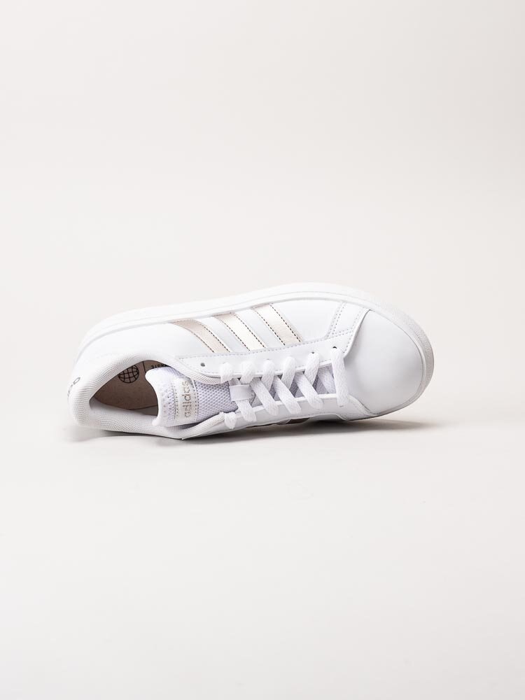 Adidas - Grand Court Base 2.0 - Vita sneakers med metallic stripes