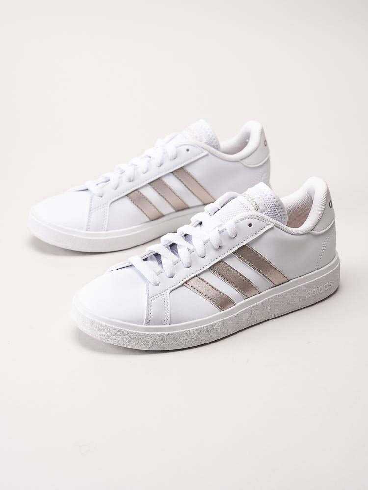 Adidas - Grand Court Base 2.0 - Vita sneakers med metallic stripes