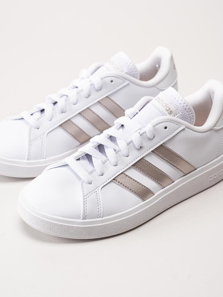 Adidas - Grand Court Base 2.0 - Vita sneakers med metallic stripes
