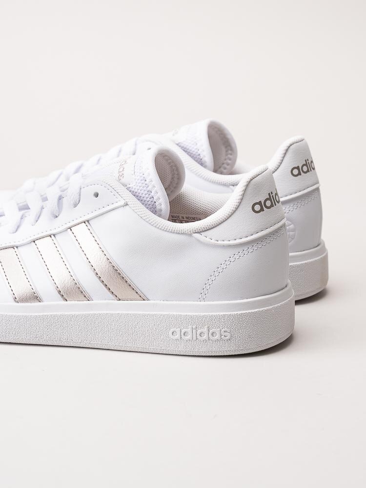 Adidas - Grand Court Base 2.0 - Vita sneakers med metallic stripes