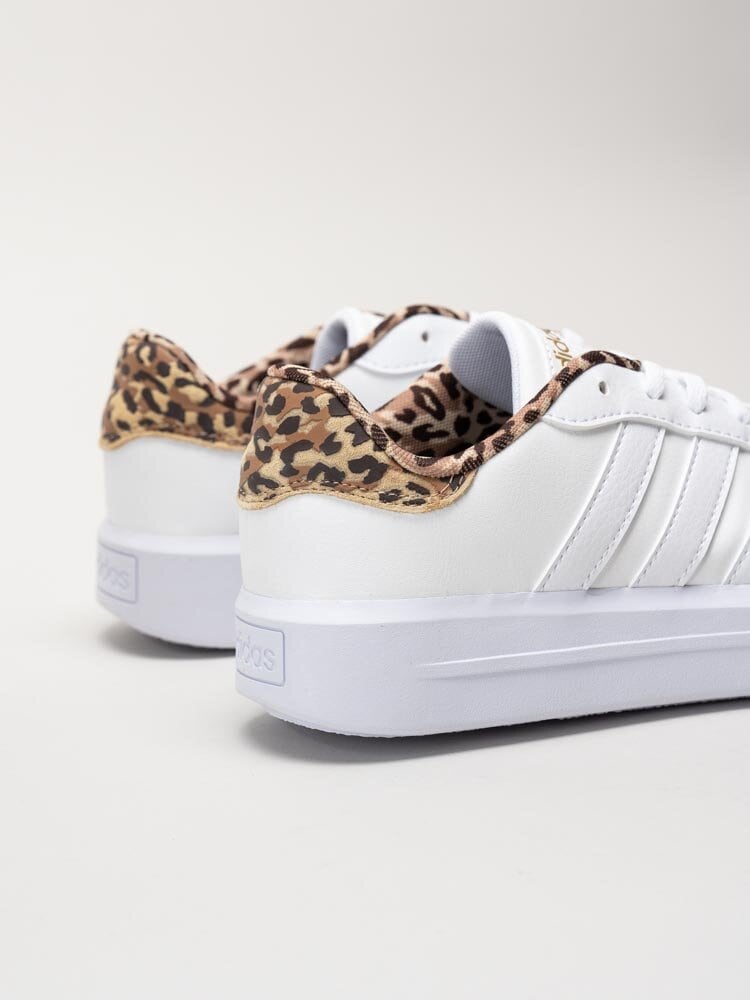 Adidas - Court Platform - Vita sneakers i skinnimitation