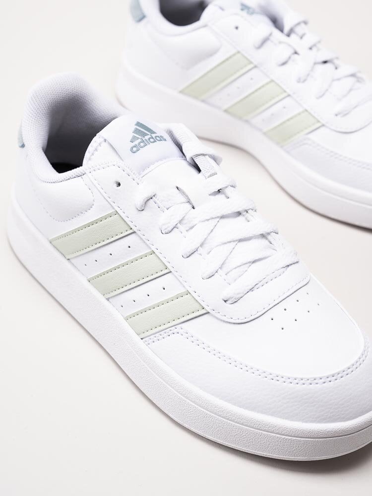 Adidas - Breaknet 2.0 - Vita sneakers med tre ljusgröna stripes