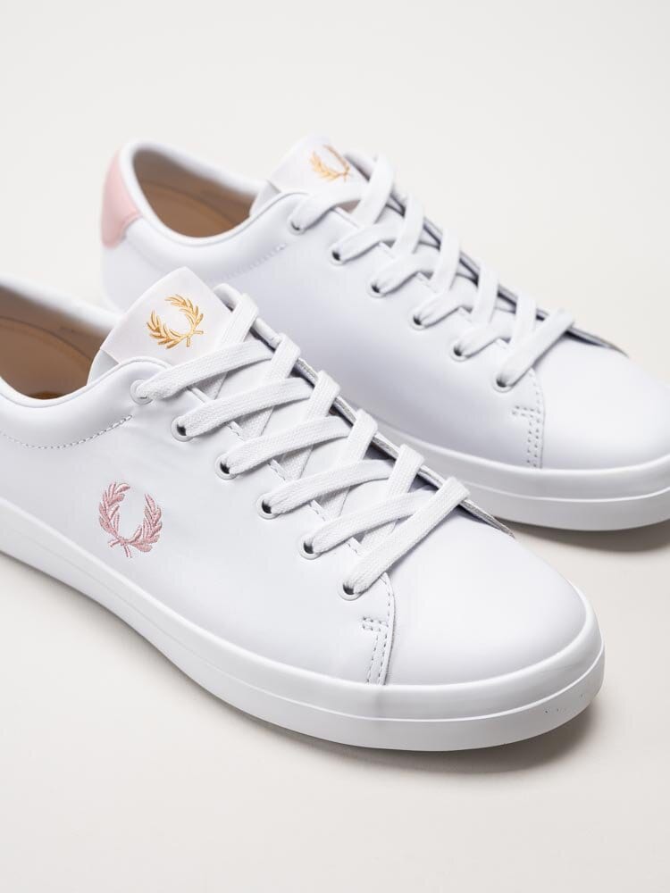 Fred Perry - Lottie Leather - Vita sneakers i skinn