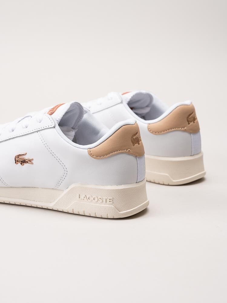 Lacoste - Twin Serve - Vita sneakers i skinn med rosa detaljer