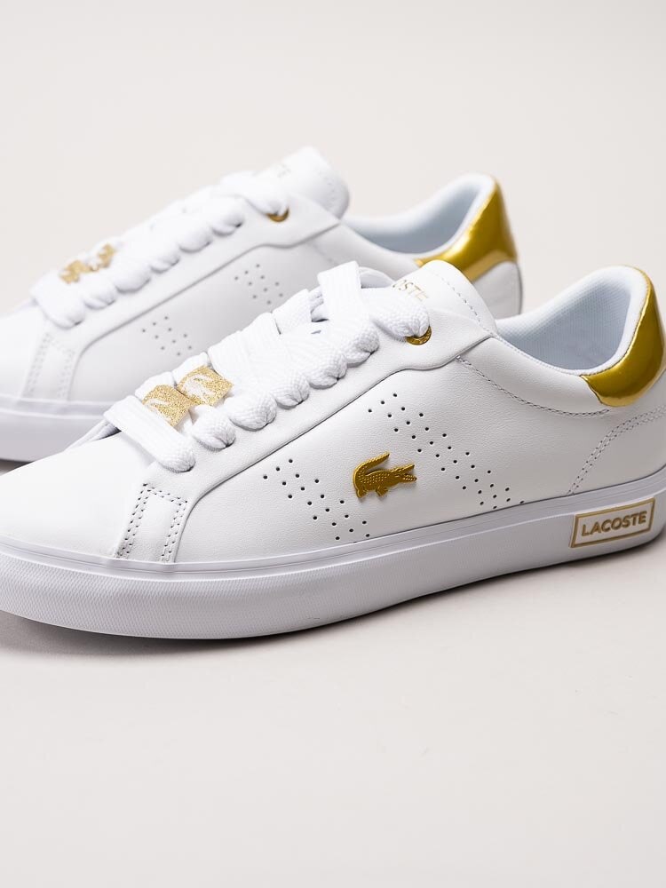 Lacoste - Powercourt 2.0 - Vita sneakers i skinn med guldfärgade detaljer