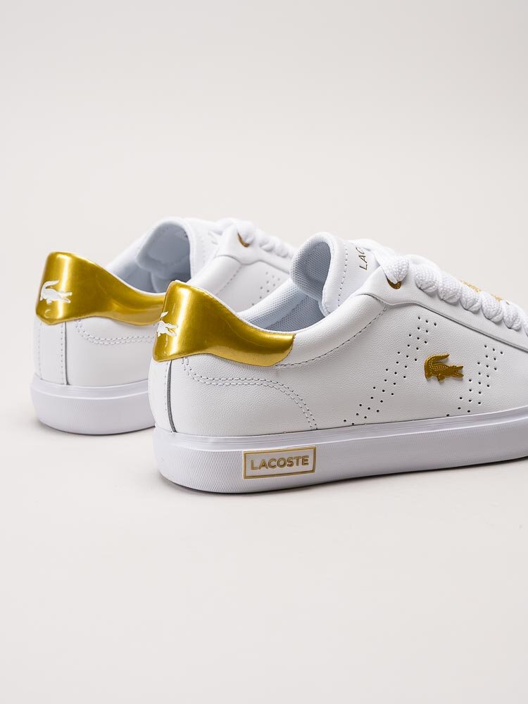 Lacoste - Powercourt 2.0 - Vita sneakers i skinn med guldfärgade detaljer