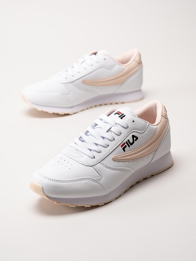 FILA - Orbit Low Wmn - Vita retrosneakers med rosa detaljer