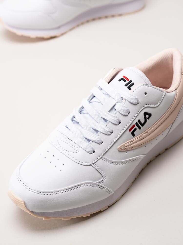 FILA - Orbit Low Wmn - Vita retrosneakers med rosa detaljer