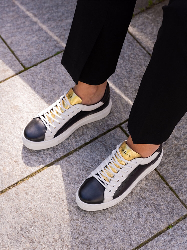 Copenhagen Shoes - Give It Up - Svart vita sneakers i skinn med guldmetallic detalj