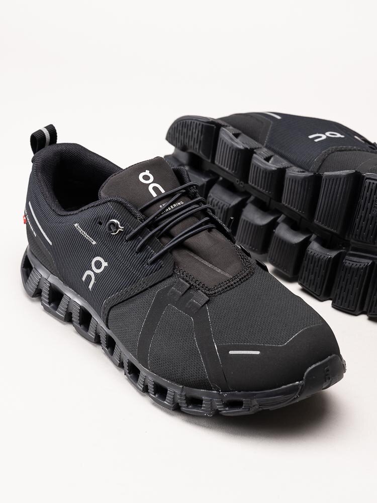 On - Cloud 5 Waterproof - Svarta sportiga sneakers i textil