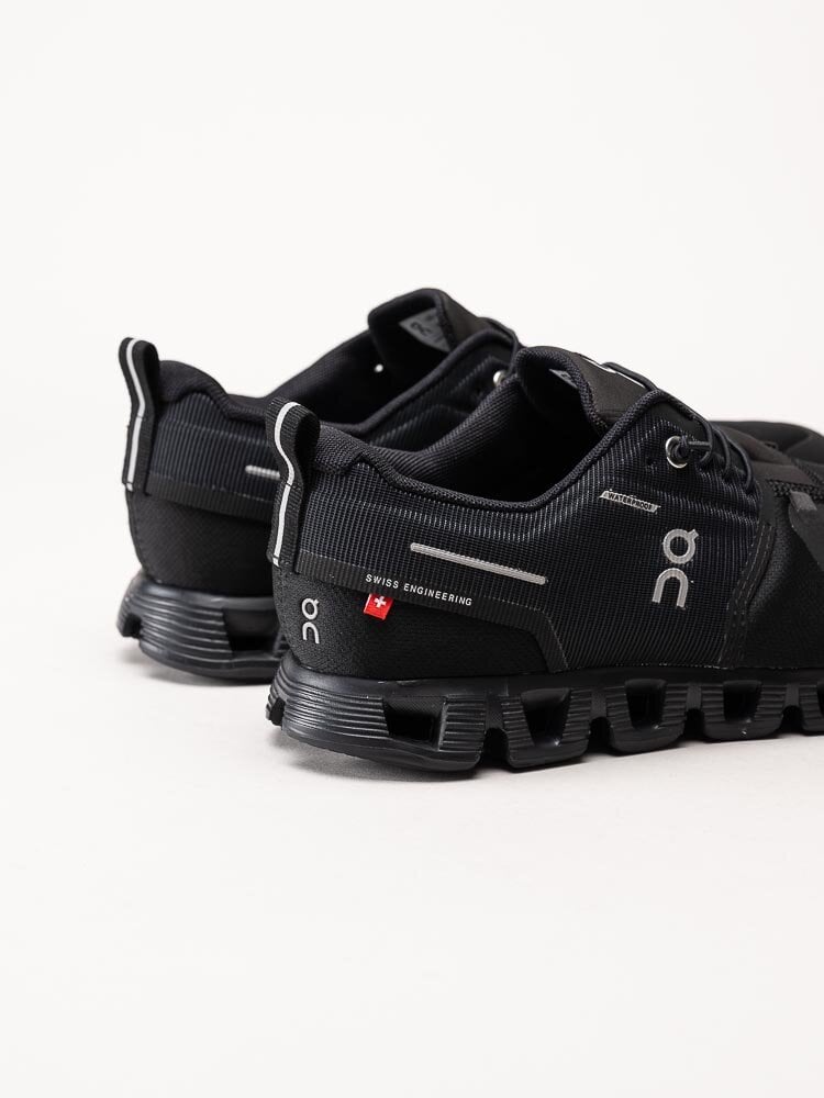 On - Cloud 5 Waterproof - Svarta sportiga sneakers i textil