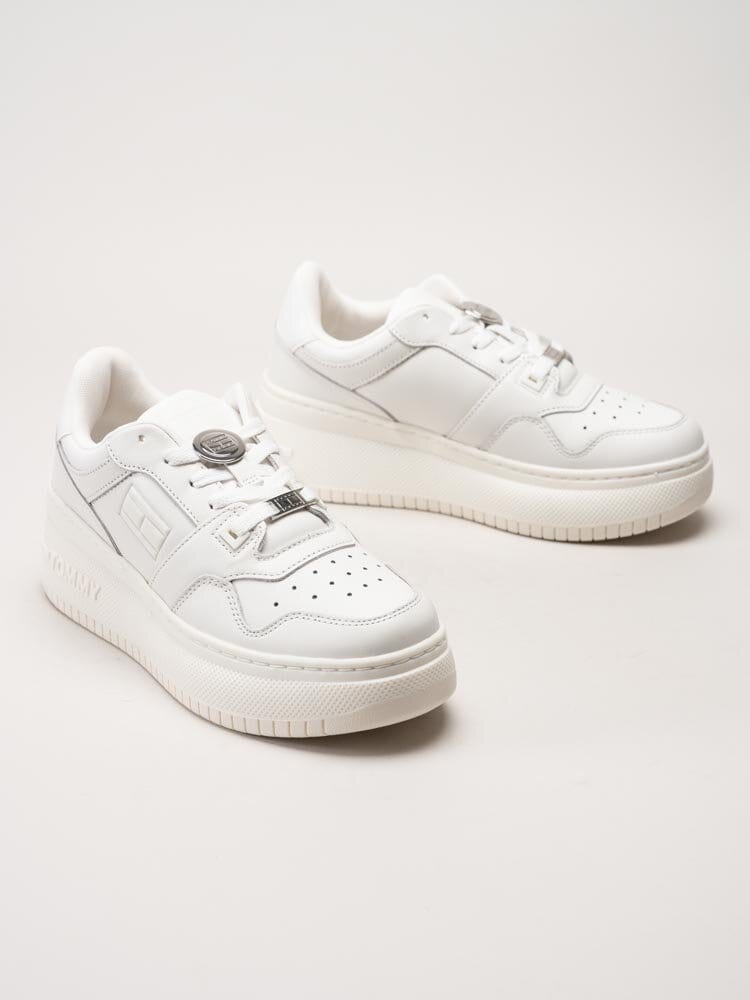 Tommy Hilfiger - Retro Basket Platform - Vita platåsneakers i skinn