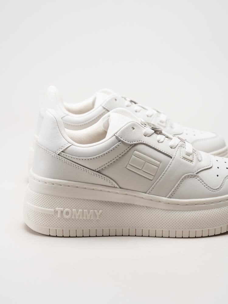 Tommy Hilfiger - Retro Basket Platform - Vita platåsneakers i skinn