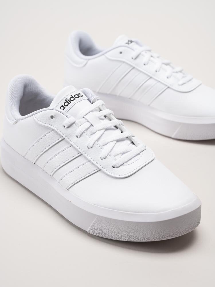 Adidas - Court Platform - Vita sneakers i skinnimitation