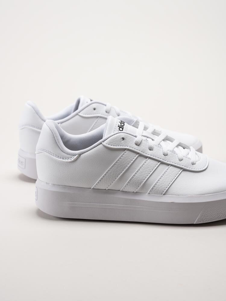 Adidas - Court Platform - Vita sneakers i skinnimitation