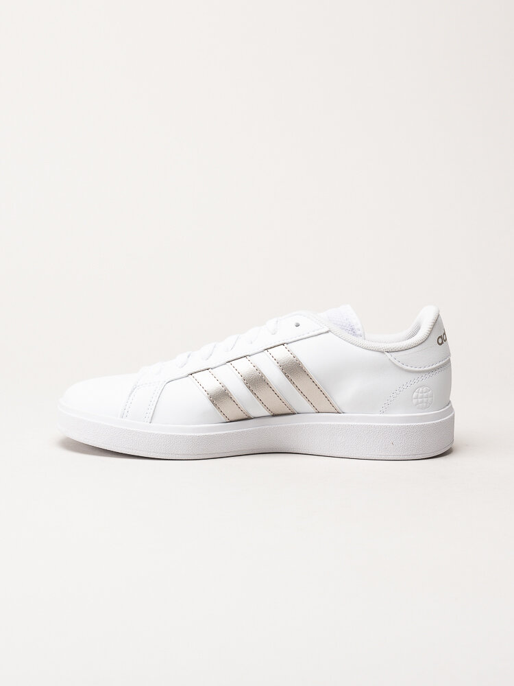 Adidas - Grand Court Base 2.0 - Vita sneakers i skinnimitation