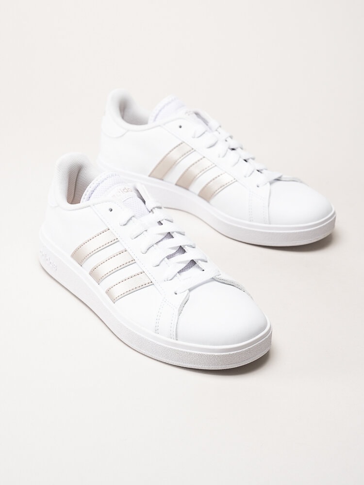 Adidas - Grand Court Base 2.0 - Vita sneakers i skinnimitation