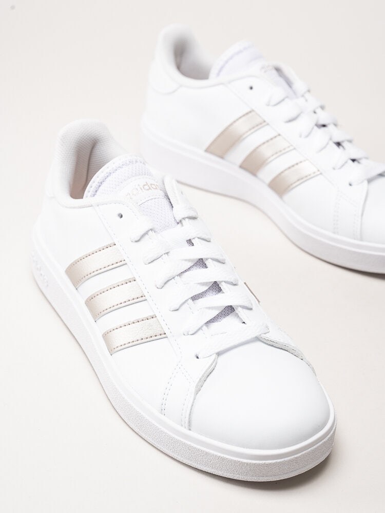 Adidas - Grand Court Base 2.0 - Vita sneakers i skinnimitation