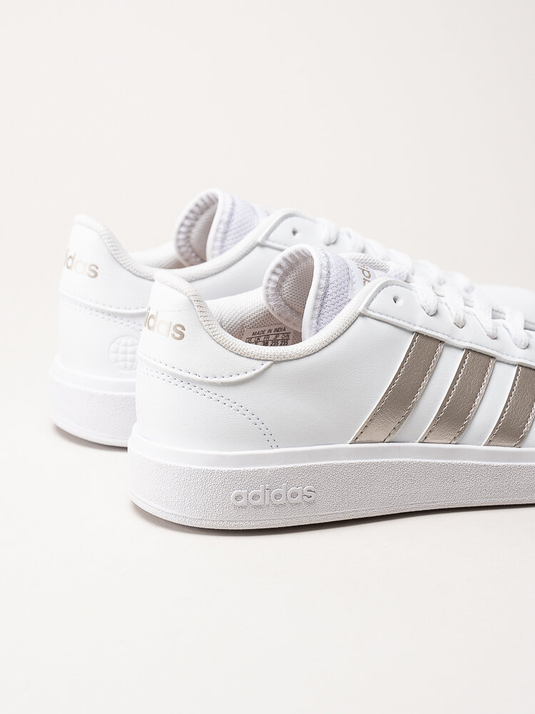 Adidas - Grand Court Base 2.0 - Vita sneakers i skinnimitation