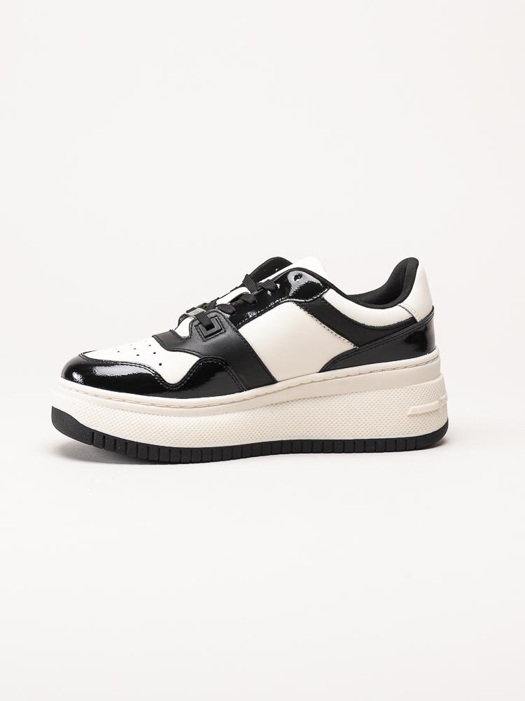 Tommy Hilfiger - TJW Retro Basket Platform - Svart vita platåsneakers