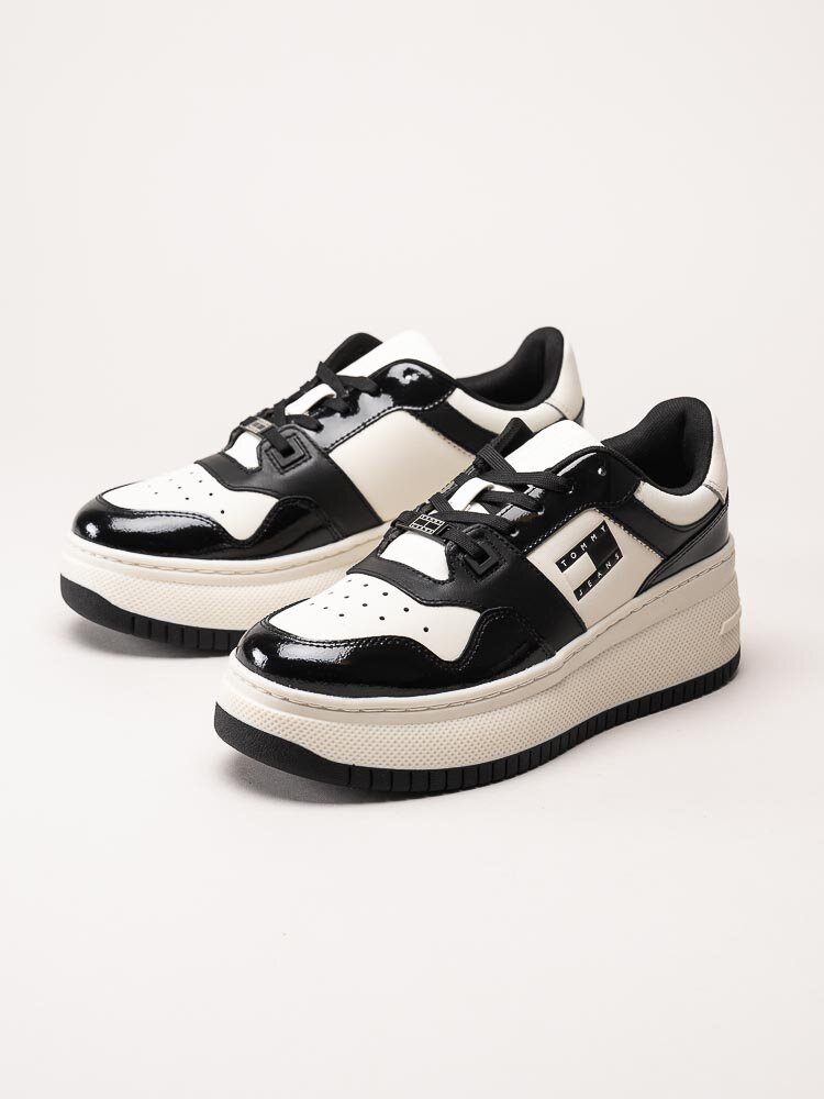 Tommy Hilfiger - TJW Retro Basket Platform - Svart vita platåsneakers