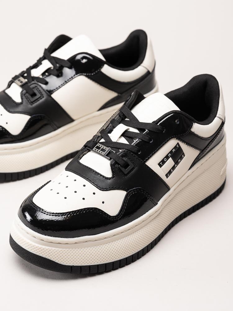 Tommy Hilfiger - TJW Retro Basket Platform - Svart vita platåsneakers