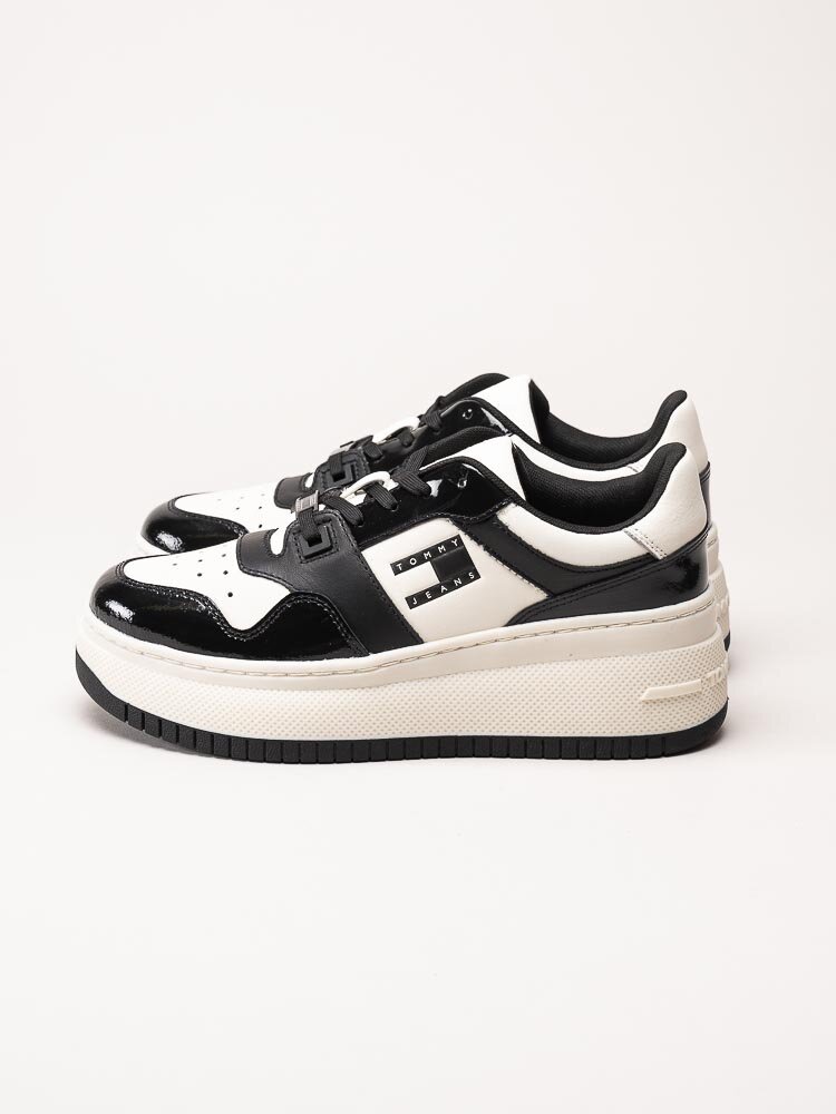 Tommy Hilfiger - TJW Retro Basket Platform - Svart vita platåsneakers