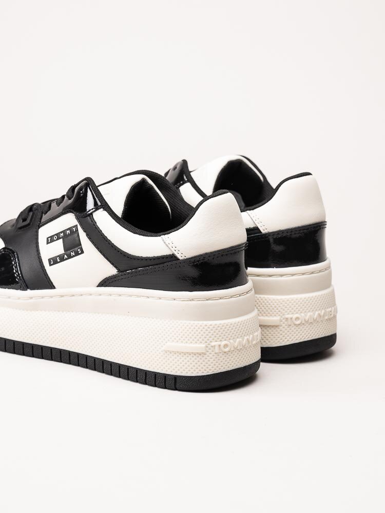 Tommy Hilfiger - TJW Retro Basket Platform - Svart vita platåsneakers