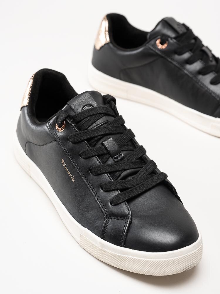 Tamaris - Svarta sneakers i skinn